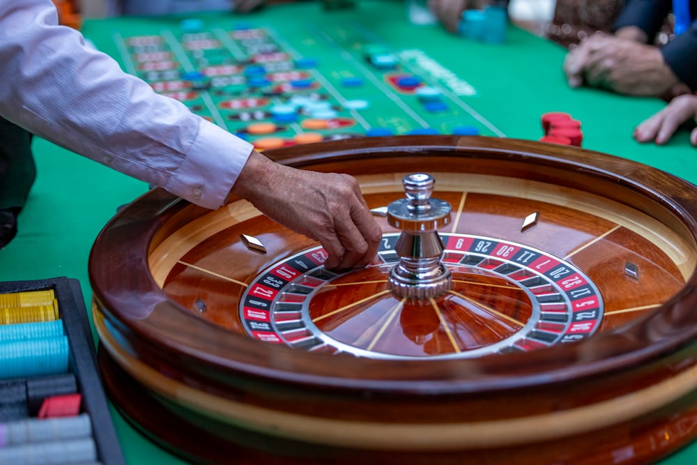 Meja roulette live casino dengan dealer — ilustrasi panduan live casino Agen777
