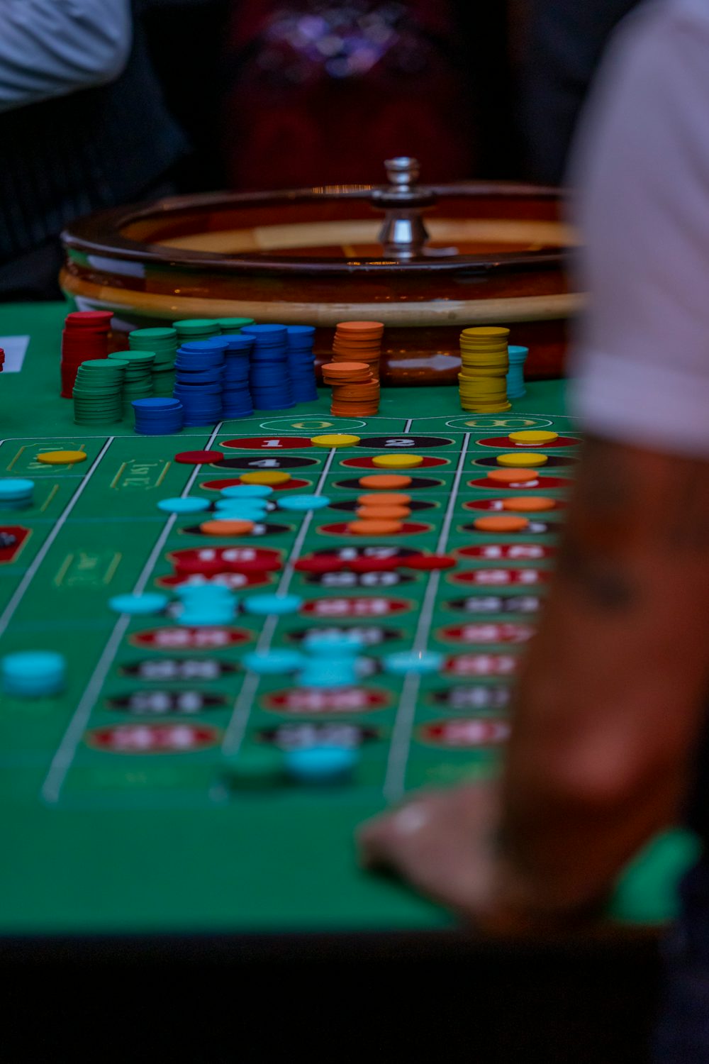 Meja casino dengan chip — kategori panduan live casino