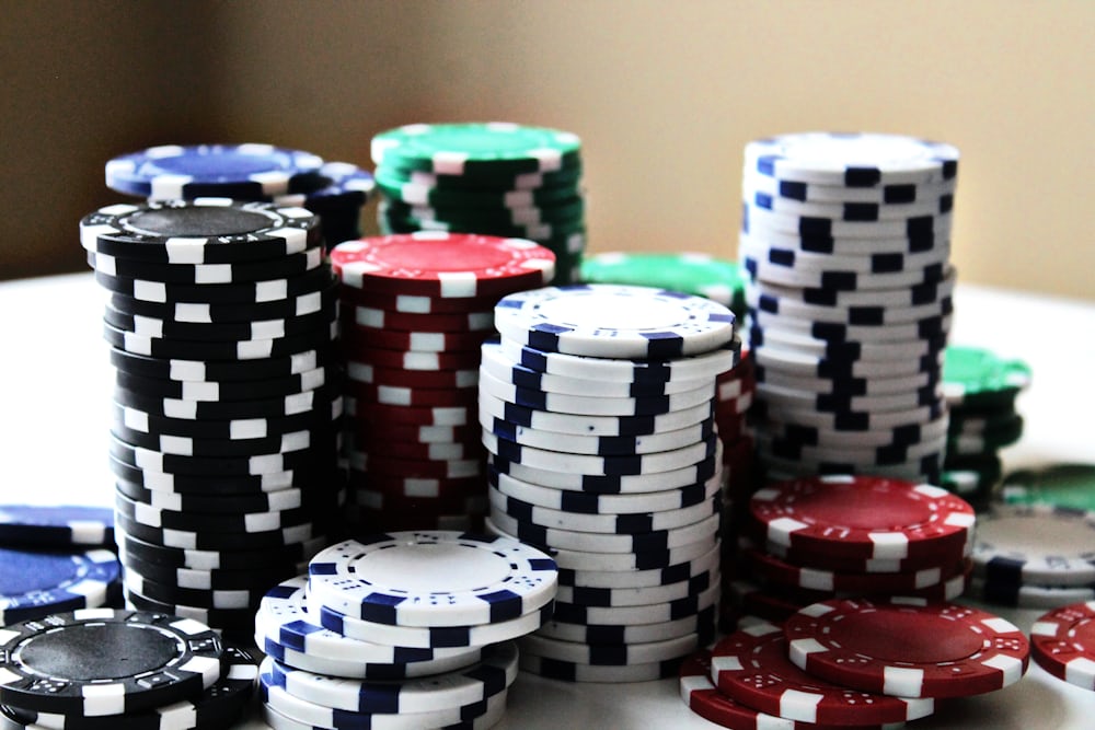Tumpukan chip poker — kategori panduan poker