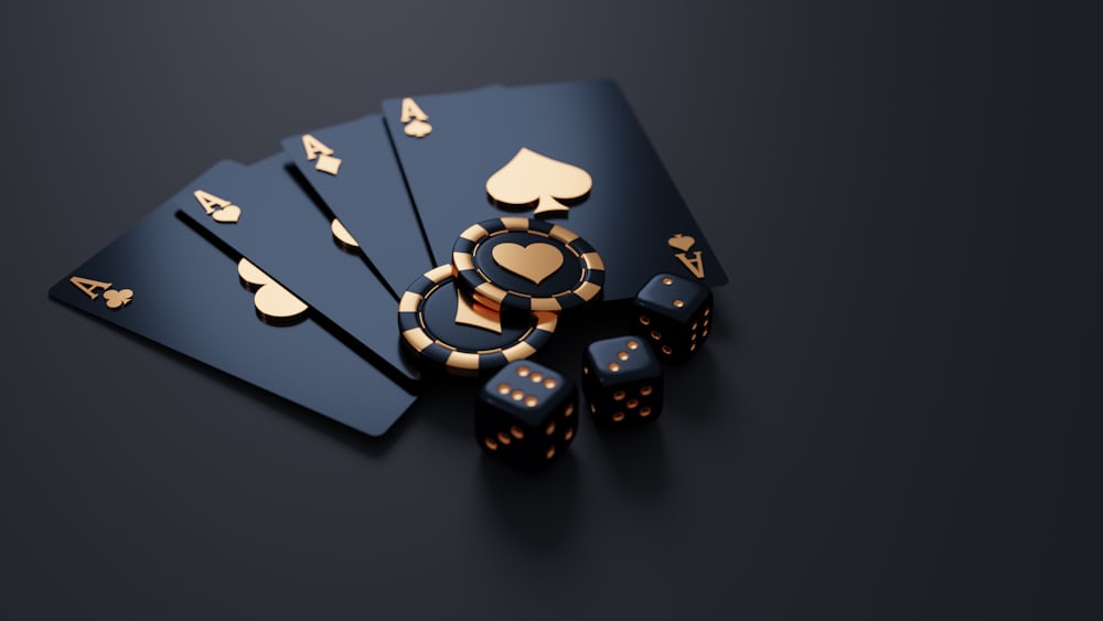 Kartu remi dan chip poker di atas meja — ilustrasi panduan poker Agen777